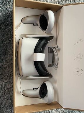 Oculus White Standalone VR Headset with White Controllers